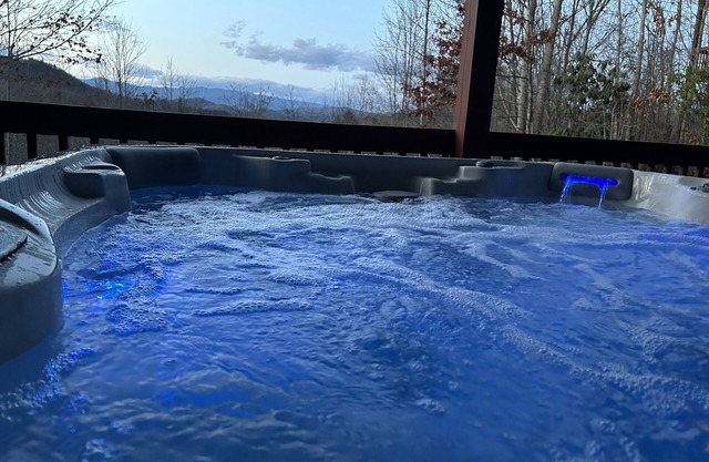 Breathtaking Mountain Views minutes from Brevard w/new Artesian Hot Tub