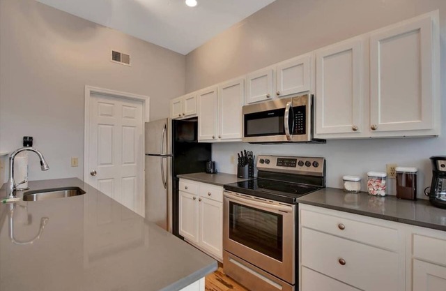 Breathtaking Unit in Shaw - 4 Queen beds 1E