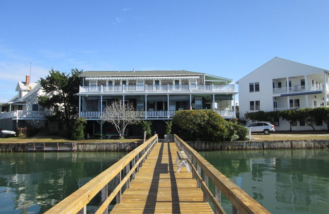 Breathtaking views. WATERFRONT, PRIVATE PIER, BOAT DOCK, FREE WiFi, PARKING,AC