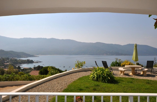 BREATHTAKING VIEW. Splendid and large T2 ground floor lots of charm and calm
