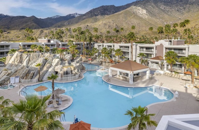 Breathtaking View Condo, Central Location, Close to Living Desert Zoo