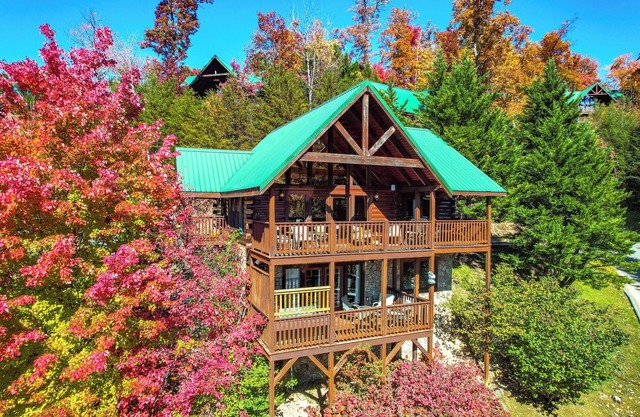 Breathtaking Views, Luxury Cabin, Hot Tub & Near Top Attractions!