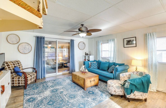 BREEZY BUNGALOW - 4 BD, 2BA - Sleeps 8 - Rooftop Deck
