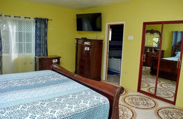 Breezy Inn overlooking the valley and the mountains. You will have own privacy.