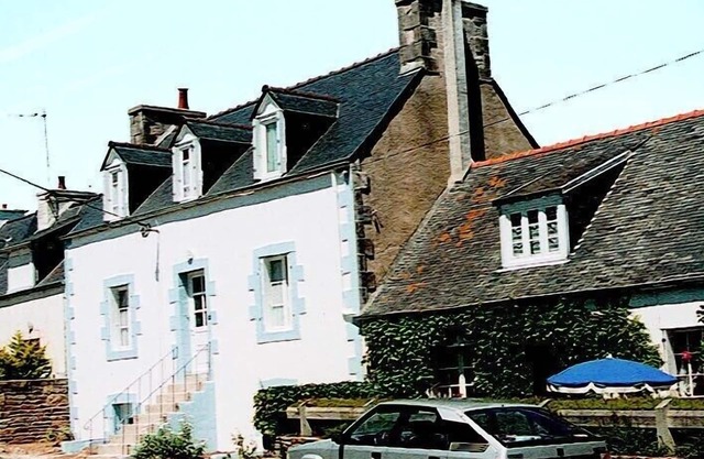 Breton fisherman's house with direct access to the sandy beach, beautiful sea view