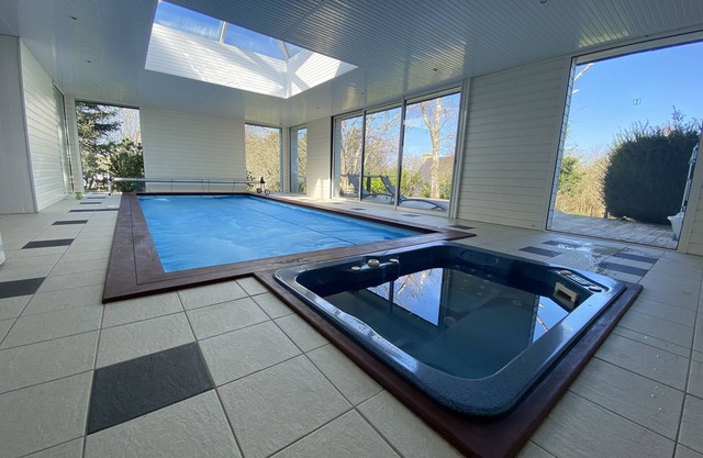 Breton style villa set in a large garden, indoor heated pool (28°), jacuzzi (37°), sauna
