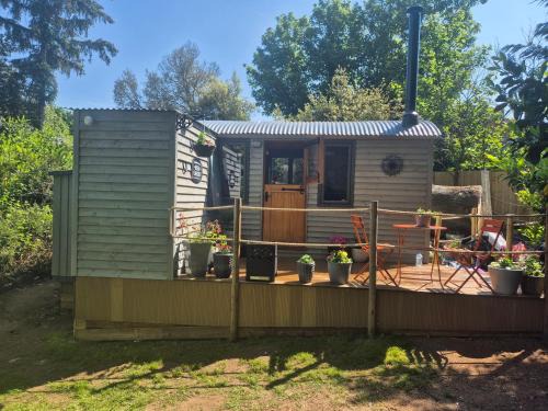 Brewers Bolt Cozy Unique Shepherds Hut - Hot Tub!