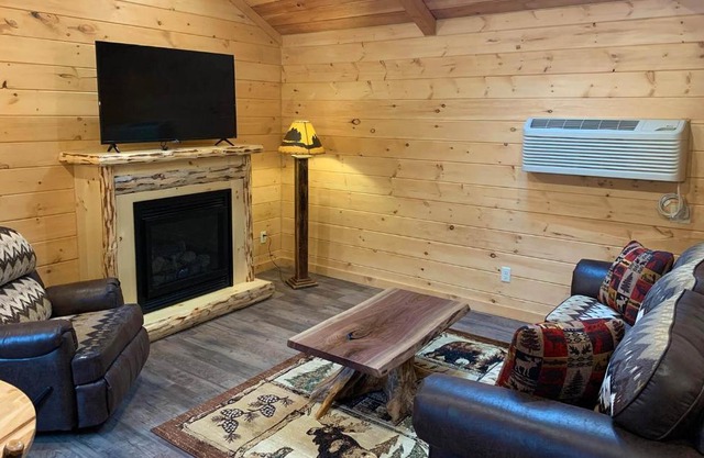 Briarwood Cabin by Amish Country Lodging