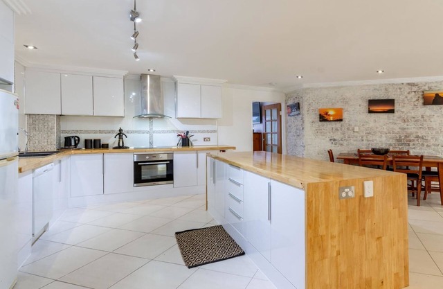 Bribie Escape, Top Floor Unit with Waterviews