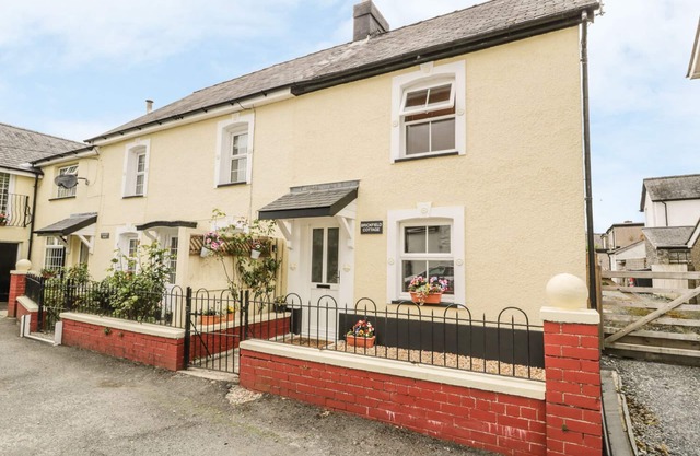 BRICKFIELD COTTAGE, family friendly, with a garden in Machynlleth