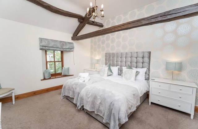 Bridge House Apartment 3 - an apartment that sleeps 6 guests in 3 bedrooms