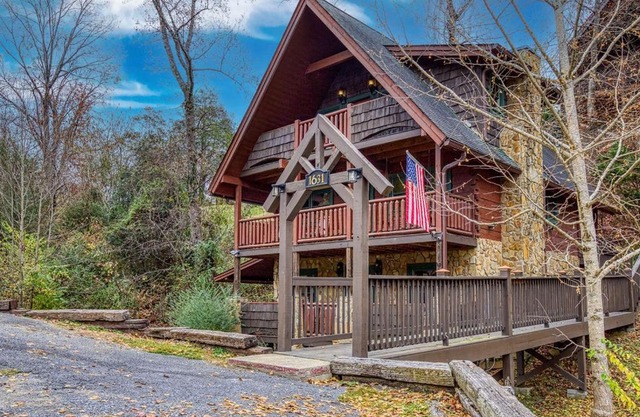 Bridgewood Cabin, Hot Tub, FREE Attraction tickets, WIFI!