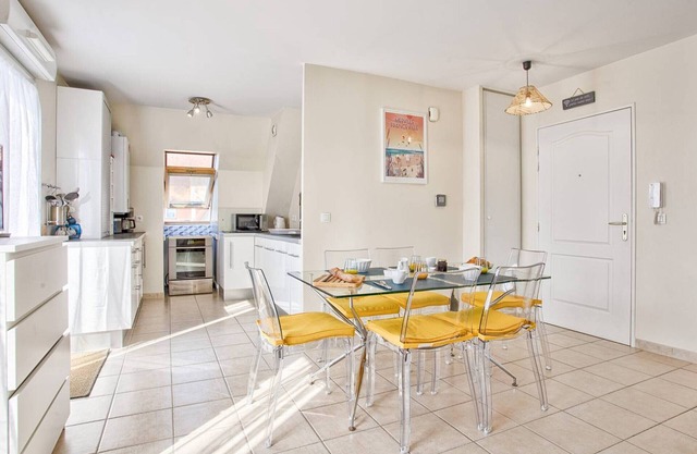 Bright apartment with balcony and pool for 5 people