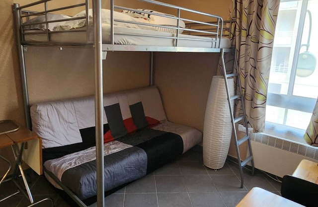 Bright 18m² studio downtown in secure residence