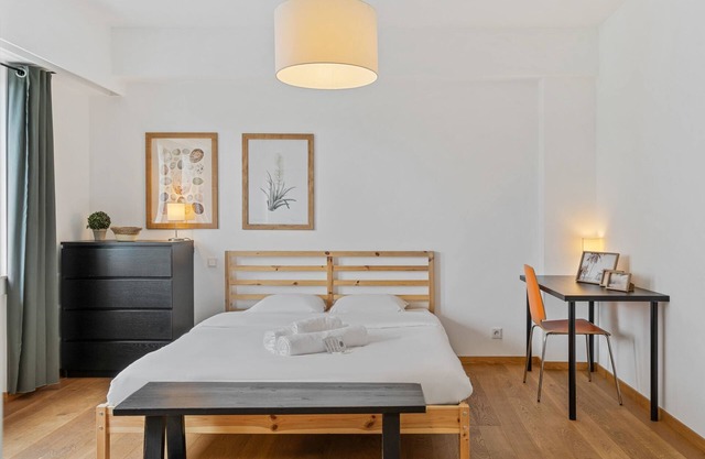 Bright 2-Bed Apartment in Central Gare