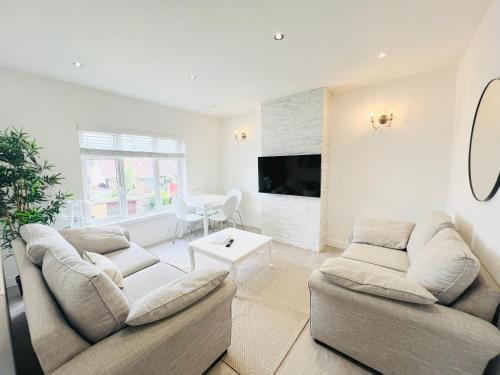 Bright 2-bed Flat - 1 Min To Enfield Lock Station!
