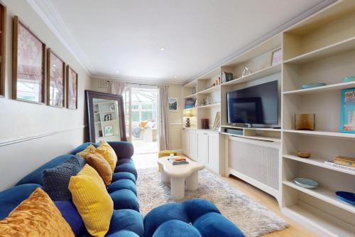 Bright 2 Bed With Patio & Backyard on Victoria Park