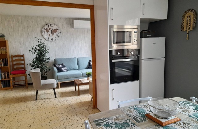 Bright 2-bedroom village house with courtyard.