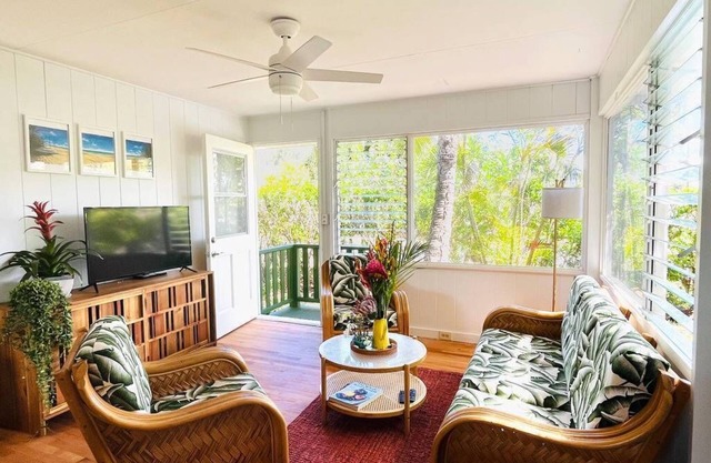 Bright 3-bedroom tropical house in Waimanalo Beach Lots