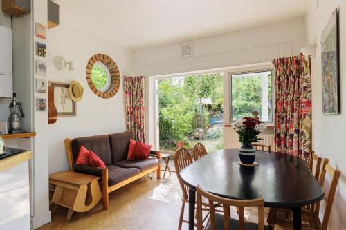 Bright 3BR House with Garden