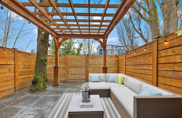 Bright 3BR Townhouse w/Patio, A/C & Pet Friendly