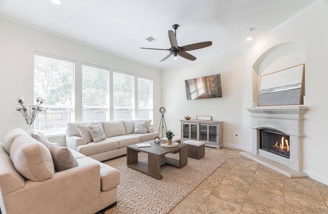 Bright 4 bdr w BIG backyard & Fire Pit!