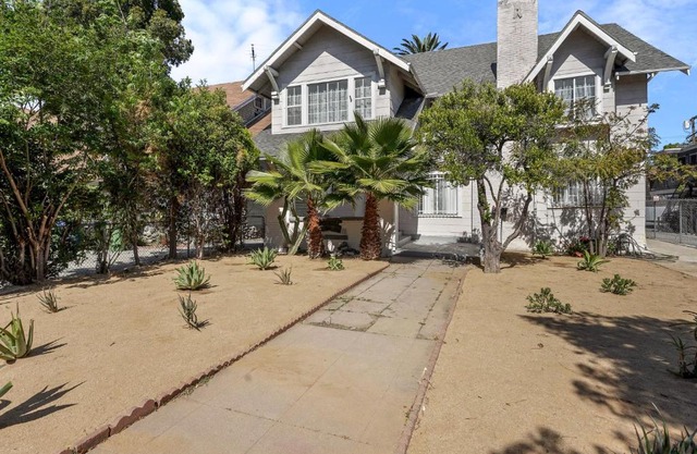 Bright 5.5 BR house sleep 13 with free parking