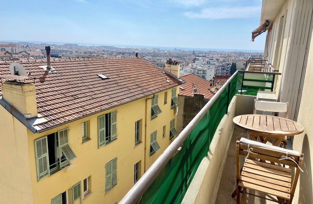Bright 50 m² apartment with balcony