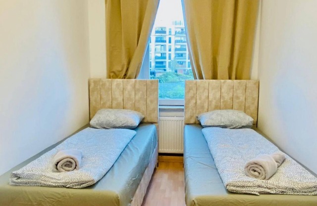 Bright 5BR Shared Apartment w Great Transport Link