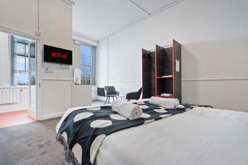 Bright, airy space with Parking and Netflix Apt 112