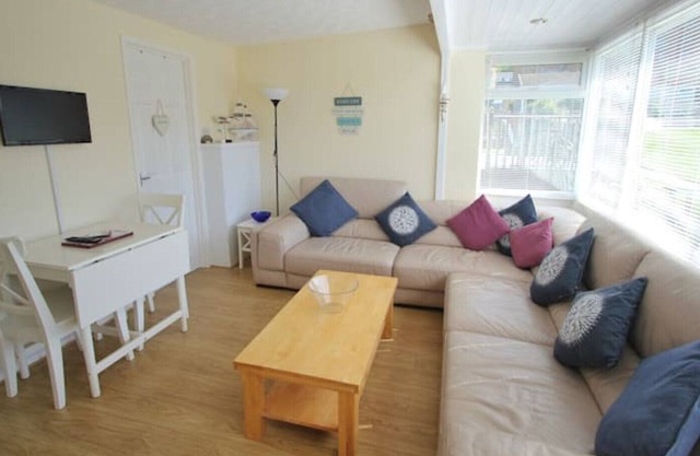 Bright and Airy 2 Bedroom Chalet By The Sea