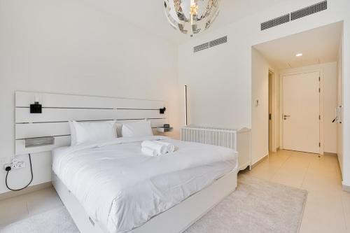 Bright and Airy 2BR, Family-Friendly with Pool and Gym