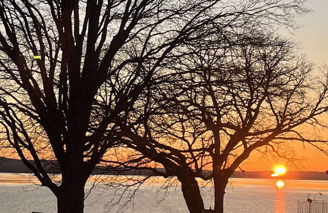 Bright and airy home-with a beautiful view of Lake Pepin & well stocked kitchen
