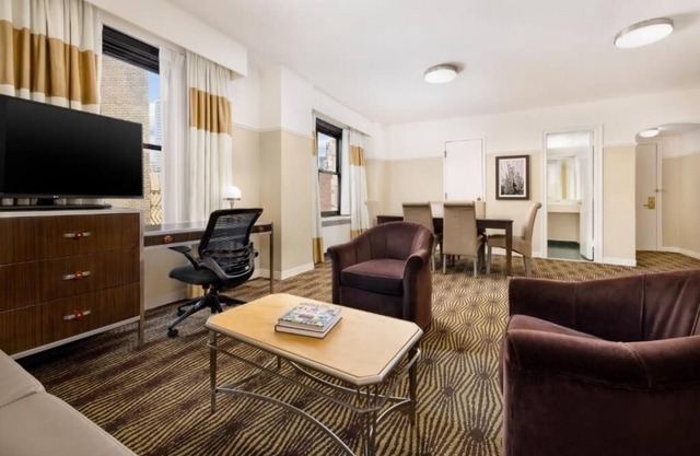 Bright and Airy Hotel Room at the Heart of NYC’s Energy and Buzz
