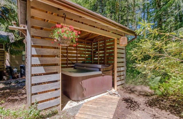 Bright and Cozy- Pet-friendly Home Hot Tub, Pool