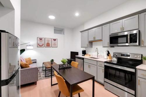 Bright and Modern Studio in Louisville # 103