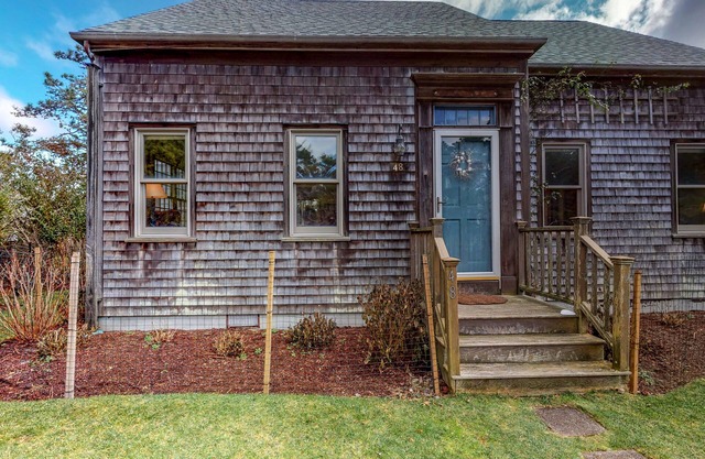 Bright and spacious house with WiFi & washer/dryer - short walk to the beach