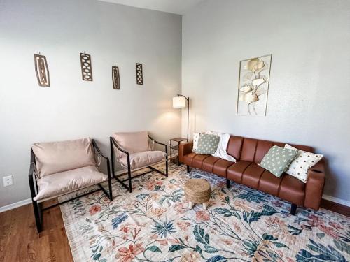 Bright and Spacious Townhome Near Parks and Dining