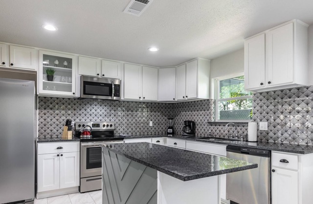 Bright and Stylish Home - 10 Min to Downtown!