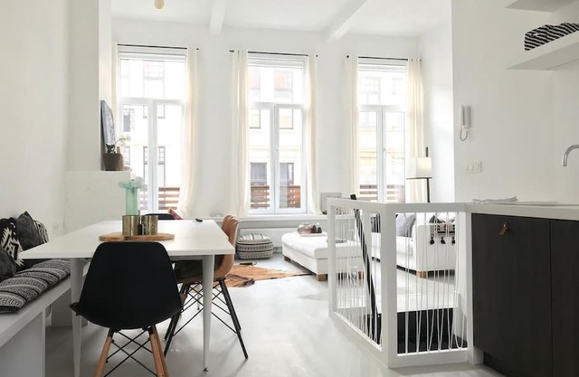 Bright and sunny stylish 4br apartment!
