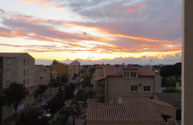 Bright apartment with balcony, near beaches and shops