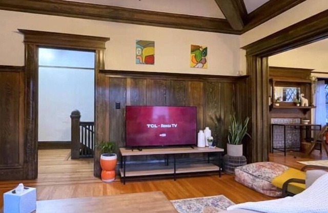 Bright, Artsy Apt in Midtown