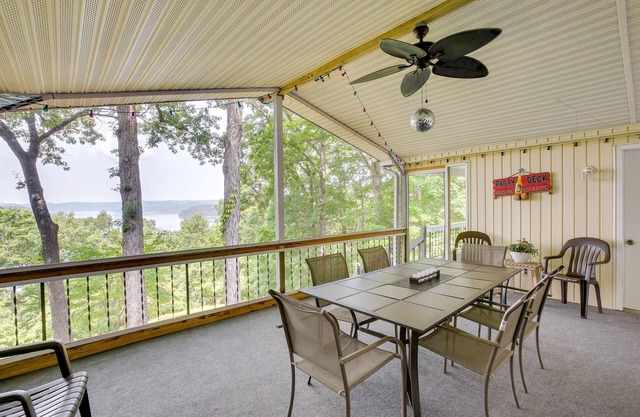 Bright Byrdstown Home w/Views of Dale Hollow Lake