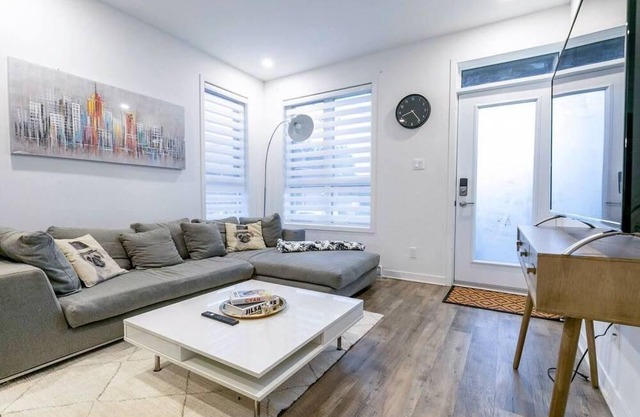 Bright & Charming 3BDR, Longueuil, Free Parking