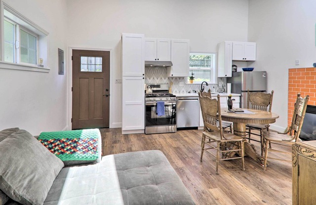 Bright & Cheerful Bungalow in Heart of Oakland!