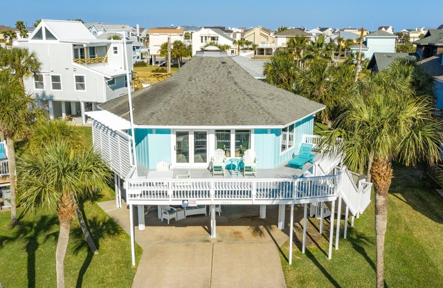 Bright & Cheerful Dog Friendly Home w/Open Deck - 200 Steps from Beach!