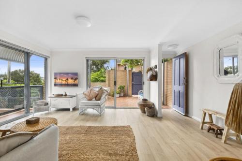Bright Coastal Townhouse with BBQ & Courtyard