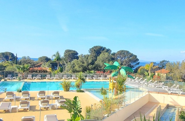 Bright cocoon with pool and sea view
