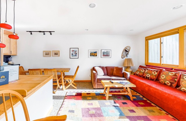 Bright condo at the base of Warm Springs with seasonal pool, WiFi, cable