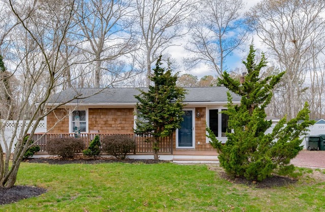 Bright cottage with fenced yard, spacious patio, grill, lawn, W/D